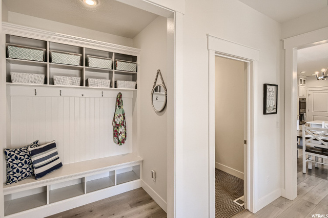 Upstairs garage entryway