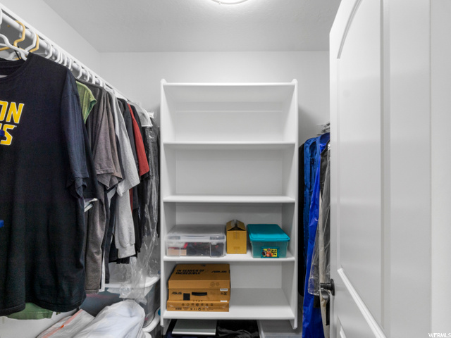 Bed 2 Walk-in Closet