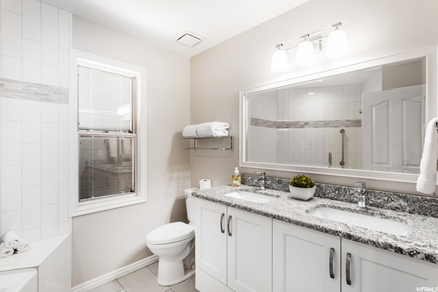 Main level guest full bath