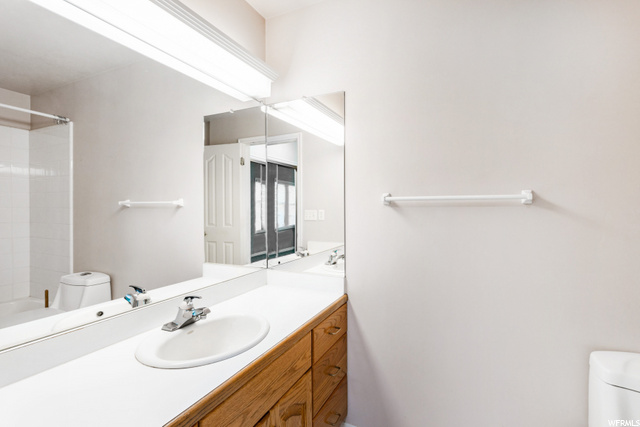 Lower level en suite full bath