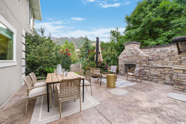 Outdoor Kitchen Dining Patio
