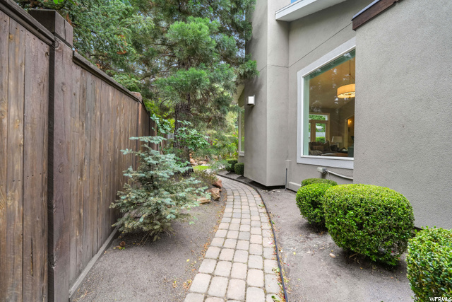 Wraps to second outdoor Patio