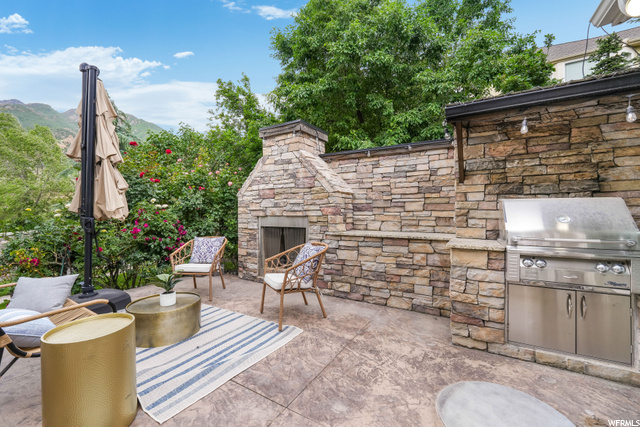 Outdoor Kitchen-Dining Patio