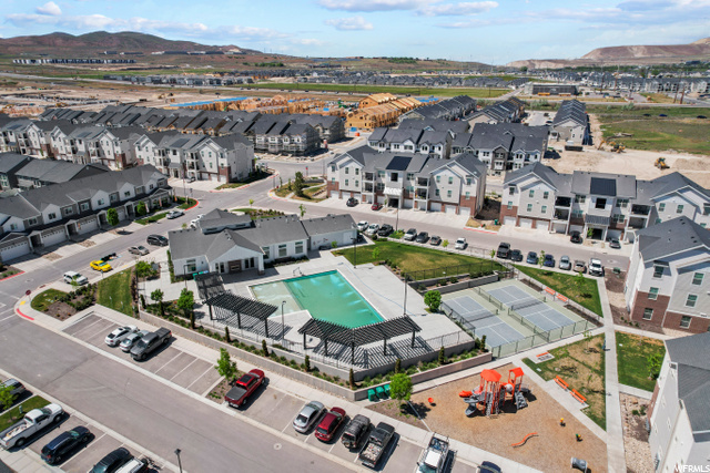 Clubhouse & Pool