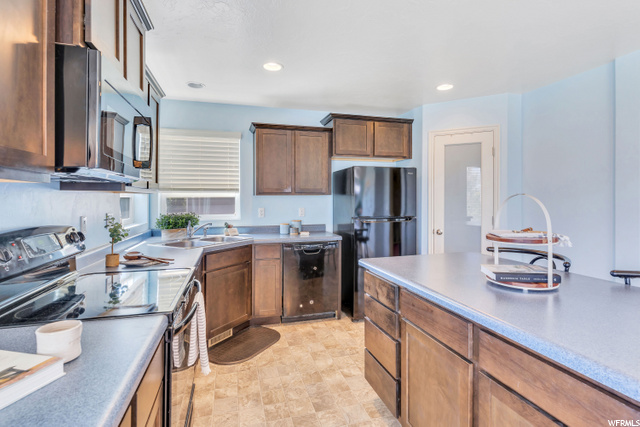 Tons of working Kitchen Space