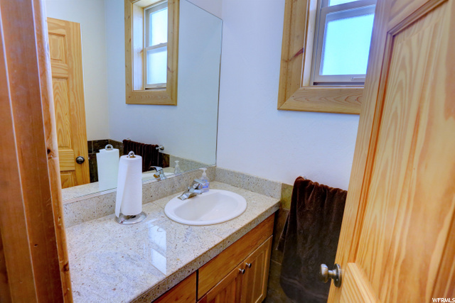 Main Floor Guest Bath 1/2