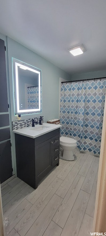Bathroom w/smart mirror