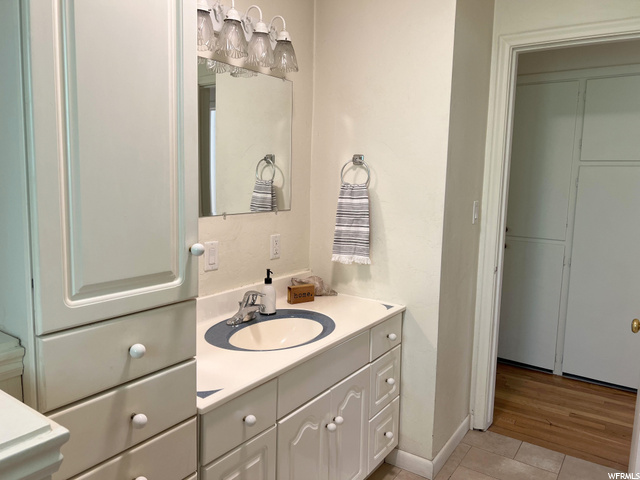 Upstairs main bathroom