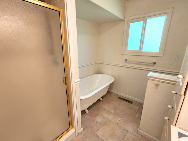 Upstairs main bathroom
