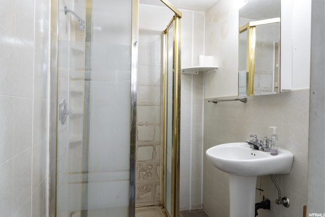 LOWER LEVEL 3/4 BATH