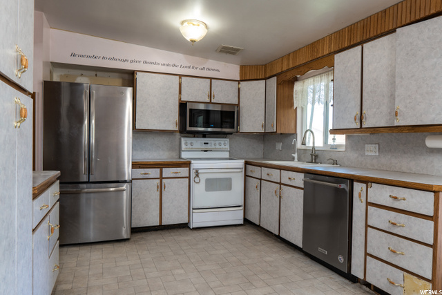 VERY LARGE KITCHEN
