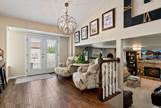 Dining & Sitting Area