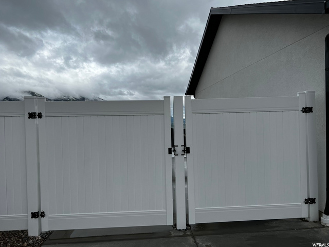 Gate