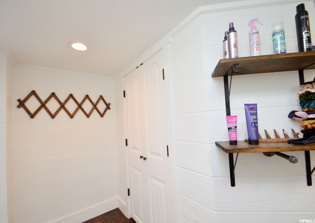 ENTRANCE TO HAIR SALON
