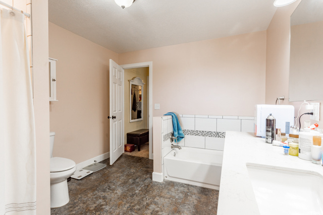 Apartment full bath