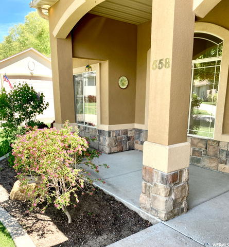 Fron covered  porch