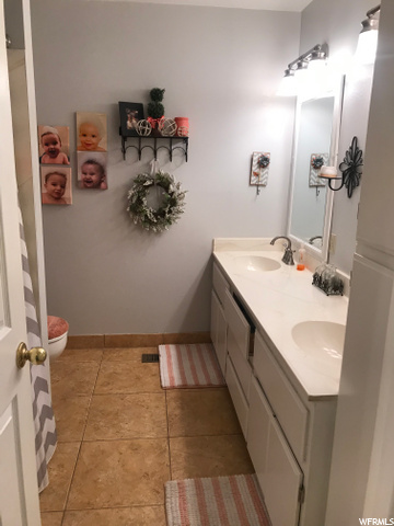 Main floor full bathroom