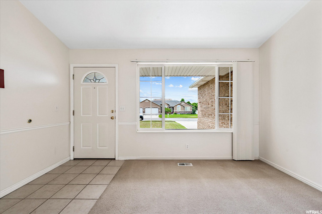 Entry/Living Room