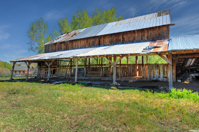 Large barn, strong structure, needs saving