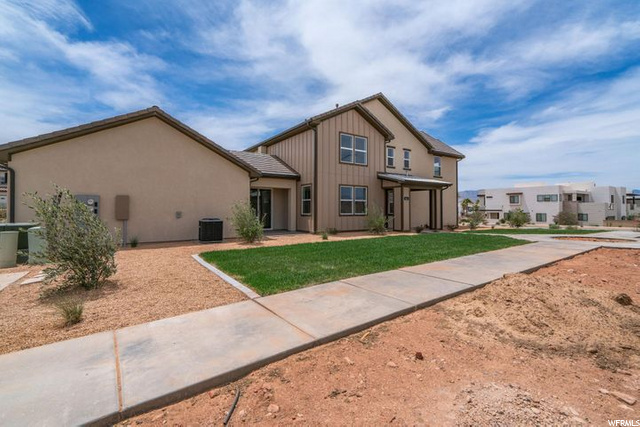662 Rosa Lane - Front yard