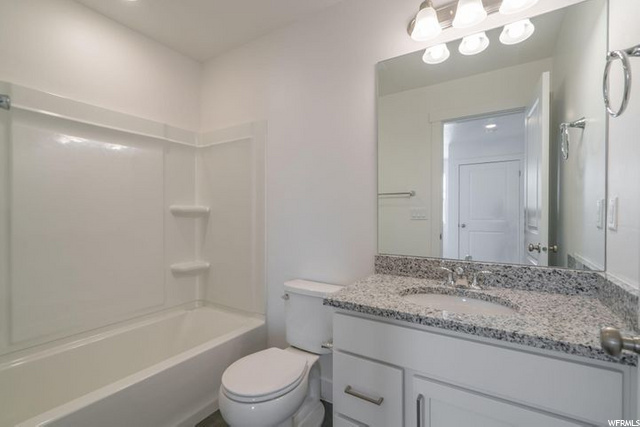662 Rosa Lane - Full bath