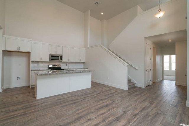 662 Rosa Lane - Valuted ceilings