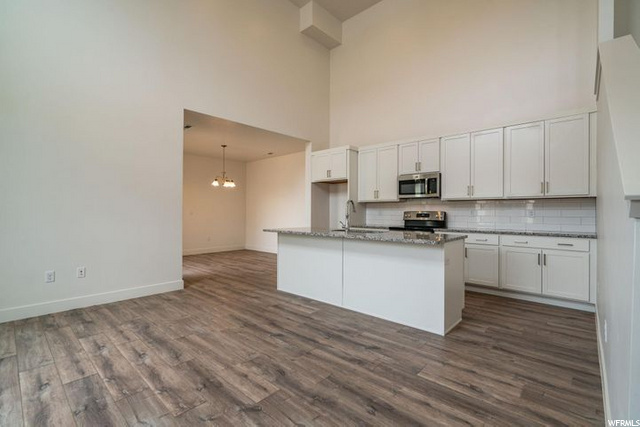 662 Rosa Lane - Large living room