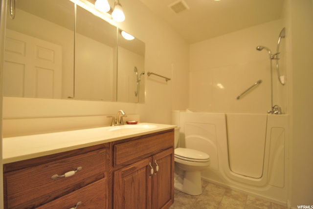 2nd Bathroom with Walk in Tub