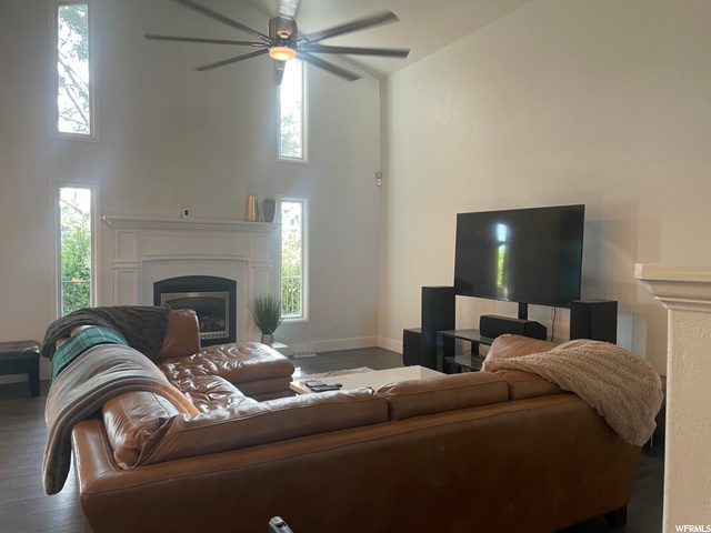 Great Room w/ fireplace