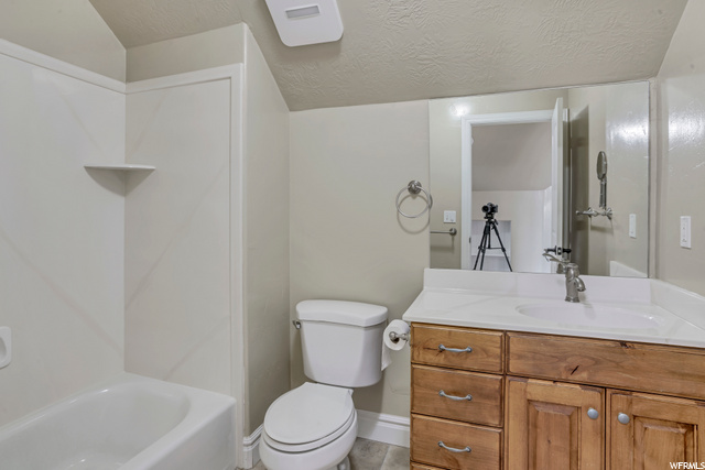 Upstairs Full Bathroom