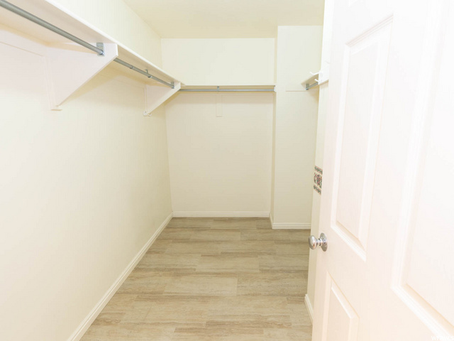 WALK IN CLOSET