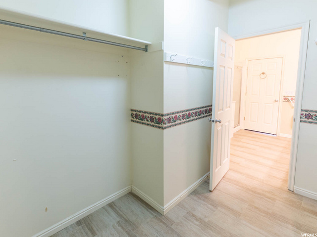WALK IN CLOSET