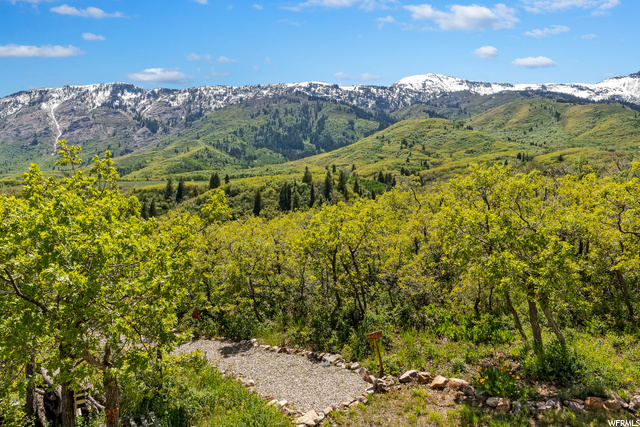 Located close to skiing, water sports on Pineview