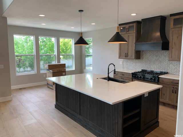 Kitchen & Dining Area