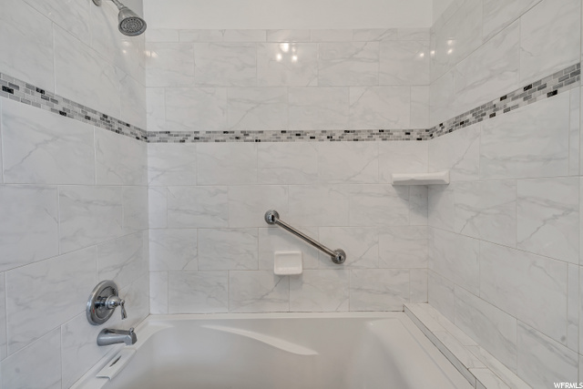 Deep tub in master