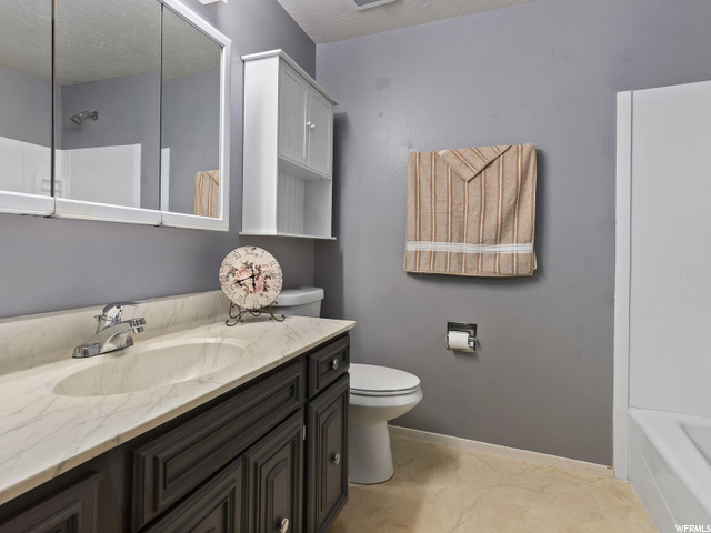 Convenient Full Bathroom