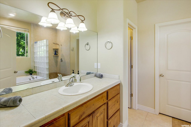 Walk-in shower and large garden tub