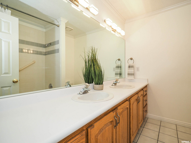 Main floor hall bath w/ dbl sinks
