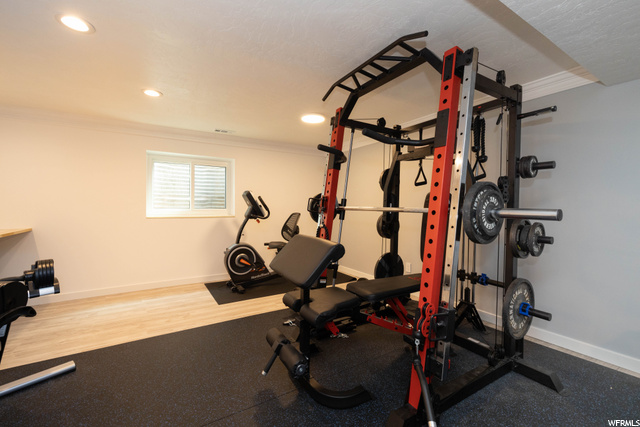 Entertainment area with wet bar