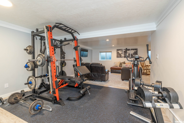 Entertainment area with wet bar