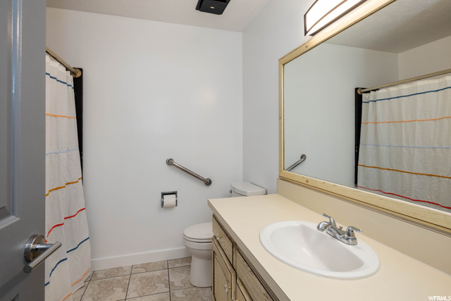 Upstairs hall bathroom