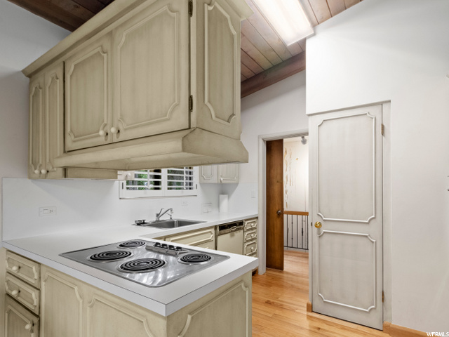 kitchen w pantry