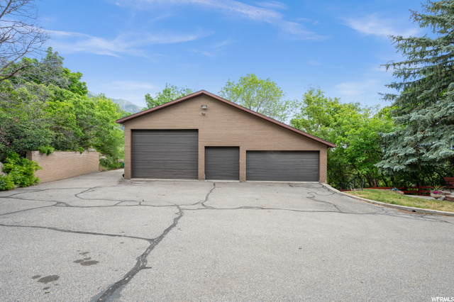 5-car Garage