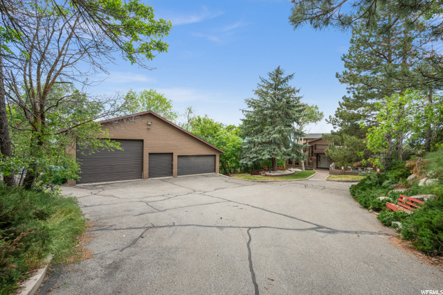 5-car Garage