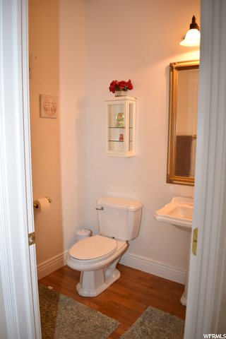 Hall 1/2 bathroom