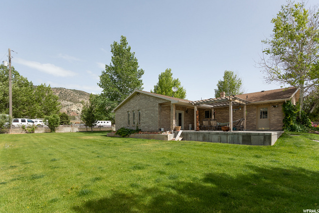 Big Beautiful Well Kept Yard!
