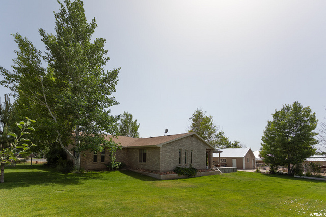 Big Beautiful Well Kept Yard!