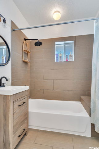 Upstairs Full Bathroom