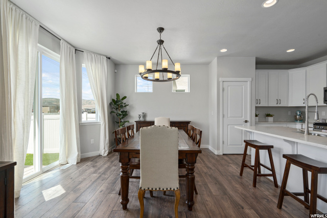 DINING ROOM WITH BAY SLIDER