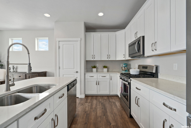 KITCHEN W/QUARTZ COUNTERTOPS